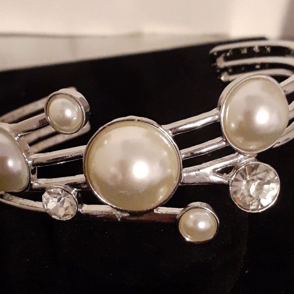 Silvertone bracelet with clear rhinestones and pearl like rhinestones